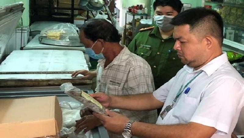 Kiểm tra các cơ sở kinh doanh thực phẩm sau vụ ngộ độc pate Minh Chay. Ảnh: CTTĐT Đồng Nai