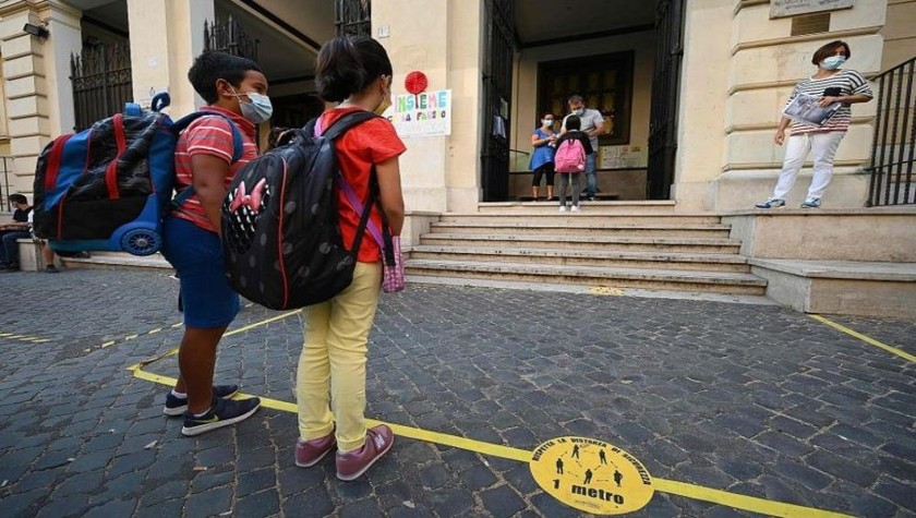 Các học sinh tại một trường học ở Rome (Italy) tuân thủ các quy tắc về khoảng cách an toàn. Ảnh: AFP