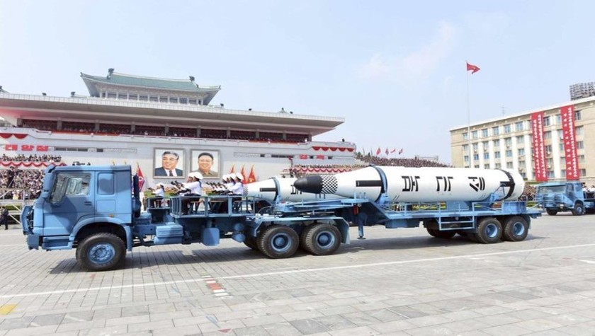 Tàu ngầm Polaris phóng tên lửa đạn đạo trong lễ diễu hành kỷ niệm 105 năm ngày sinh của cố lãnh tụ Kim Nhật Thành tại Bình Nhưỡng, Triều Tiên. Ảnh: AP