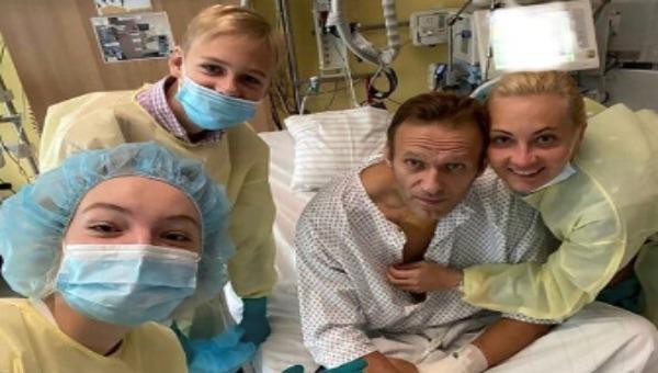 Alexei Navalny cùng vợ con tại bệnh viện sau khi hết hôn mê. Ảnh: CBS.