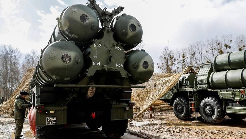 Hệ thống tên lửa S-400 chuẩn bị được các trung đoàn phòng không của Quân khu phía Đông của Nga. 