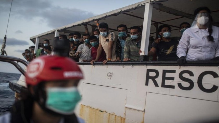 Những người di cư được giải cứu vào tối 15/9 ở vùng biển Trung Địa Trung Hải khi đang cố gắng chạy trốn khỏi Libya trên một chiếc thuyền gỗ. Ảnh: AP 