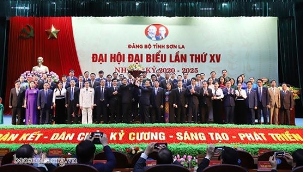 Ban Chấp hành Đảng bộ tỉnh Sơn La khóa XV nhiệm kỳ 2020-2025 ra mắt Đại hội. Ảnh: baosonla