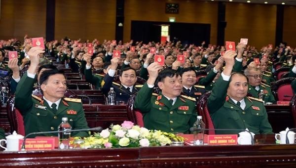 Đại hội biểu quyết thông qua Dự thảo Nghị quyết Đại hội đại biểu Đảng bộ Quân đội lần thứ XI. Ảnh: QĐND