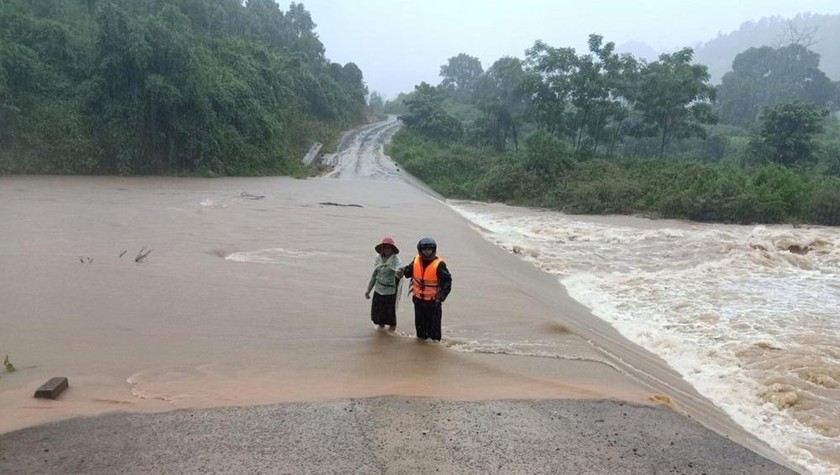 Mưa lớn khiến một số đường giao thông trên địa bàn tỉnh Quảng Trị gây khó khăn và nguy hiểm cho người dân. Ảnh: TTXVN