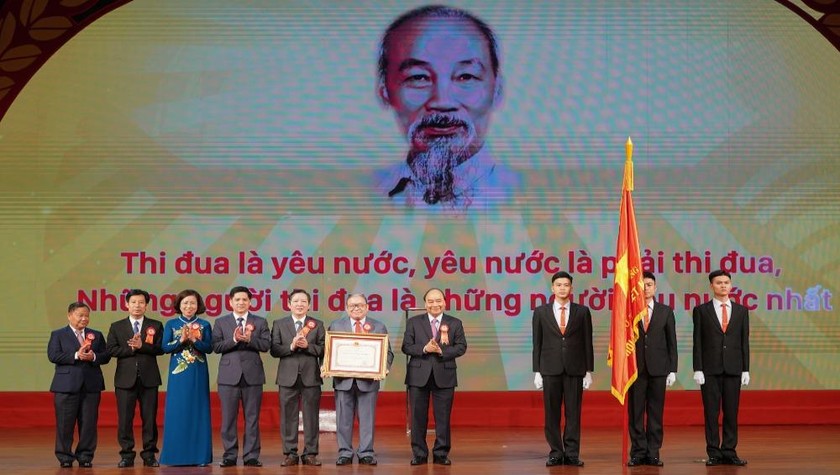 Thay mặt lãnh đạo Đảng, Nhà nước, Thủ tướng Nguyễn Xuân Phúc đã trao Huân chương Hồ Chí Minh cho Hội Nông dân Việt Nam. Ảnh: VGP