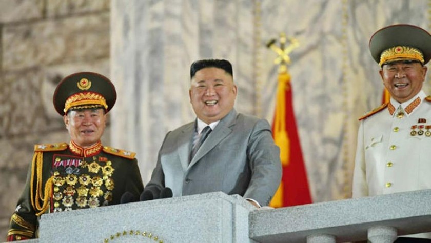Nhà lãnh đạo Triều Tiên Kim Jong-un dự cuộc diễu binh tại Lễ kỷ niệm 75 năm ngày thành lập Đảng Lao động Triều Tiên. Ảnh: Yonhap