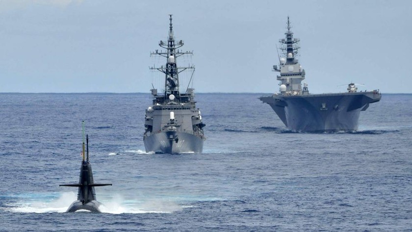 Tàu sân bay trực thăng của Lực lượng Phòng vệ Hàng hải Kaga, tàu khu trục Ikazuchi và tàu ngầm Shoryu tham gia cuộc diễn tập chống tàu ngầm ở Biển Đông hôm  9/10. Ảnh: Lực lượng Phòng vệ Hàng hải Nhật Bản