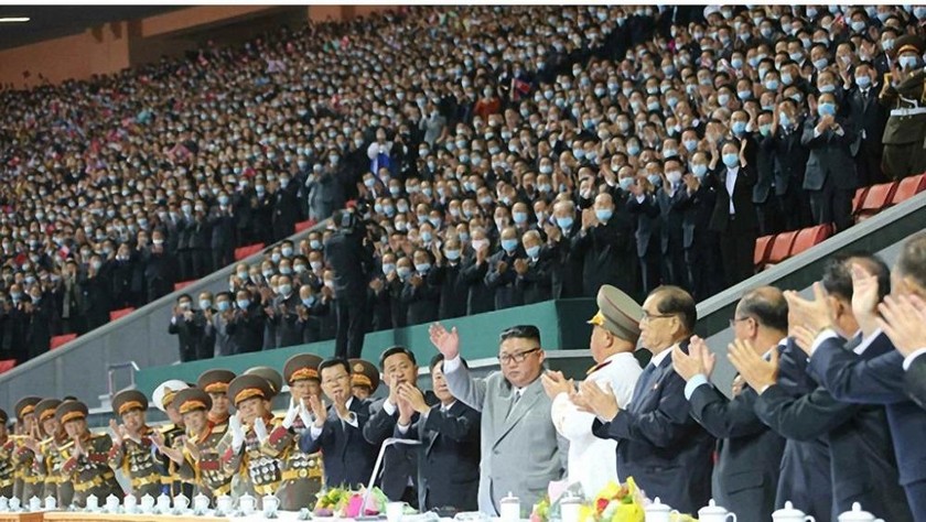 Nhà lãnh đạo Triều Tiên Kim Jong-un trong buổi biểu diễn nghệ thuật và thể dục quần chúng được tổ chức tại Sân vận động May Day ở Bình Nhưỡng hôm 11/10. Ảnh: Rodong Sinmun 