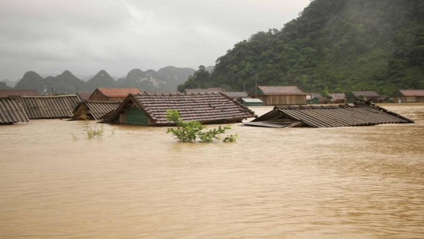 Những ngôi nhà ngập sâu trong nước ở “rốn lũ” Tân Hóa, huyện Minh Hóa, Quảng Bình. Ảnh: Nguyên Phong