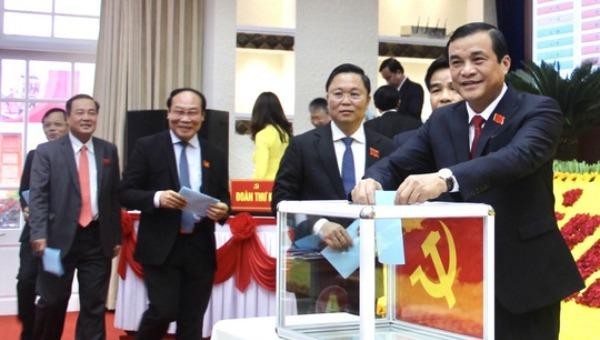 Ông Phan Việt Cường, Bí thư Tỉnh ủy Quảng Nam bỏ phiếu tại Đại hội đại biểu Đảng bộ tỉnh Quảng Nam lần thứ XII. Ảnh: NLĐ