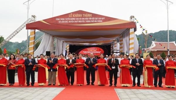 Thủ tướng Nguyễn Xuân Phúc dự lễ khánh thành tuyến đường vào và Khu bảo tồn bãi cọc Cao Quỳ - Ảnh: VGP/Quang Hiếu