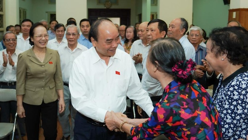 Cử tri Câu lạc bộ Bạch Đằng chào đón Thủ tướng Nguyễn Xuân Phúc. Ảnh: VGP/Quang Hiếu