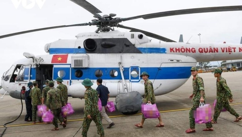 Lực lượng trực thăng quân sự thực hiện nhiệm vụ tìm kiếm các nạn nhân mất tích ở Thừa Thiên - Huế. Ảnh: VOV