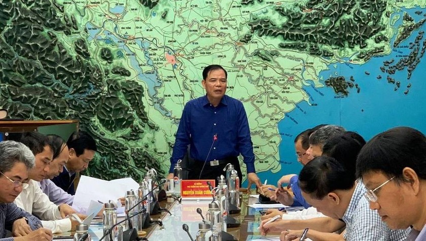Bộ trưởng Nông nghiệp và Phát triển nông thôn, Phó Trưởng ban Thường trực Ban Chỉ đạo TƯ về PCTT Nguyễn Xuân Cường chủ trì cuộc họp về vận hành liên hồ chứa ngày 16/10.