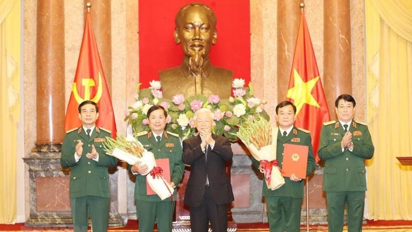 Tổng Bí thư, Chủ tịch nước Nguyễn Phú Trọng trao Quyết định thăng quân hàm Thượng tướng cho đồng chí Hoàng Xuân Chiến và đồng chí Lê Huy Vịnh. Ảnh: TTXVN