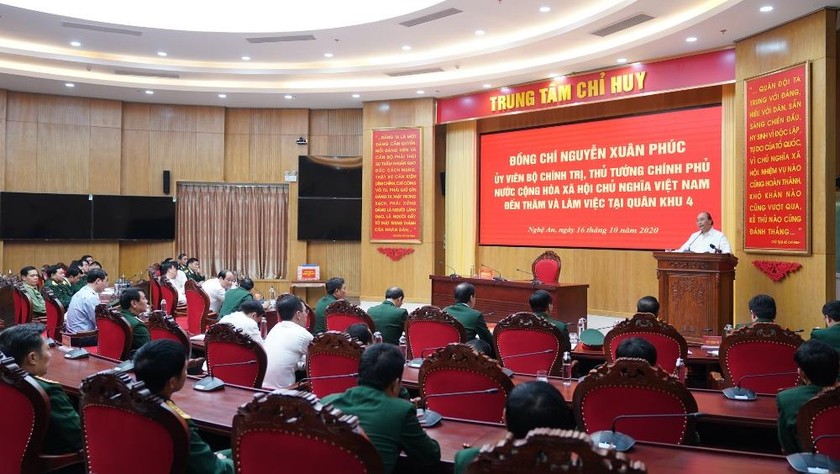 Thủ tướng Nguyễn Xuân Phúc thăm, làm việc tại Quân khu 4. Ảnh: Quang Hiếu/VGP