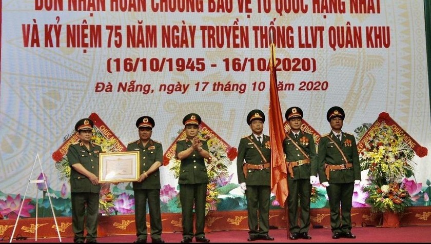 Thừa ủy quyền của Chủ tịch nước, Thượng tướng Lê Chiêm, Thứ trưởng Bộ Quốc phòng trao Huân chương Bảo vệ Tổ quốc hạng Nhất cho LLVT Quân khu 5. Ảnh: VGP/Minh Trang
