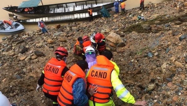 Sau nhiều giờ vượt mưa lũ, băng rừng, lực lượng cứu nạn, cứu hộ Công an tỉnh Thừa Thiên Huế đã đưa được thi thể nạn nhân thứ 2 về bến đò thủy điện Hương Điền. Ảnh: VGP