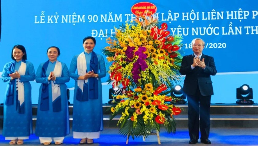  Đồng chí Trần Quốc Vượng tặng hoa chúc mừng Hội Liên hiệp phụ nữ Việt Nam nhân kỷ niệm 90 năm Ngày thành lập. Ảnh: HNM