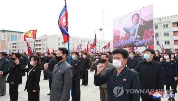 Những người tham gia cuộc mít tinh của Triều Tiên hôm 14/10 cam kết thực hiện một chiến dịch phát triển kinh tế kéo dài 80 ngày để đánh dấu kỷ niệm 75 năm thành lập đảng cầm quyền. Ảnh: KCNA/Yonhap