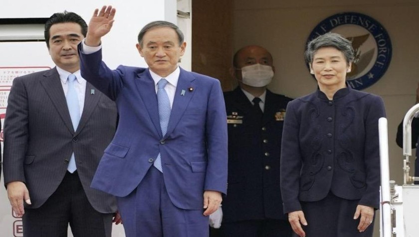 Thủ tướng Suga Yoshihide và phu nhân Mariko trước khi rời sân bay Haneda ở Tokyo đến Việt Nam vào chiều 18/10. Ảnh: KYODO