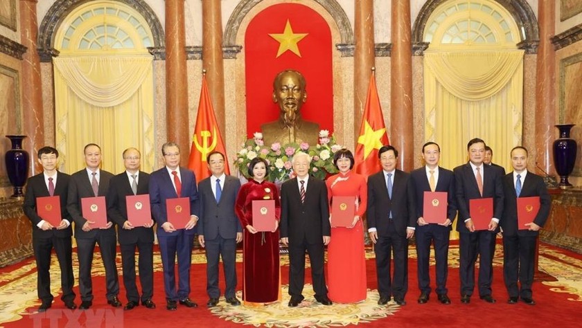 Tổng Bí thư, Chủ tịch nước Nguyễn Phú Trọng và các đại biểu với các Đại sứ mới được trao Quyết định. (Ảnh: Trí Dũng/TTXVN)