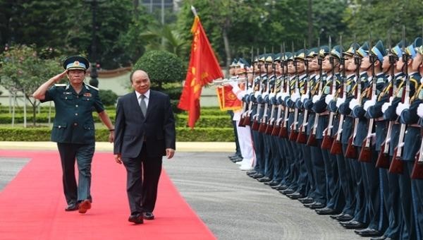 Thủ tướng Nguyễn Xuân Phúc duyệt đội danh dự khi thăm, làm việc tại Quân chủng Phòng không-Không quân vào tháng 4/2020. Ảnh: QĐND