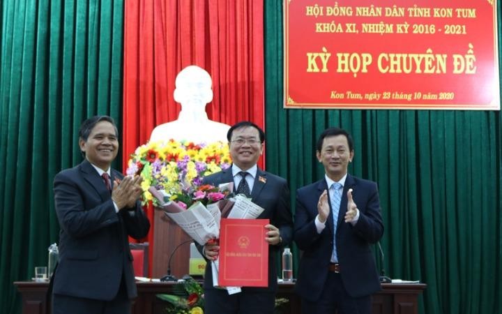 Đđồng chí Nguyễn Văn Hòa (giữa) nhận quyết định Chủ tịch HĐND tỉnh Kon Tum khóa XI. Ảnh: Nhandan
