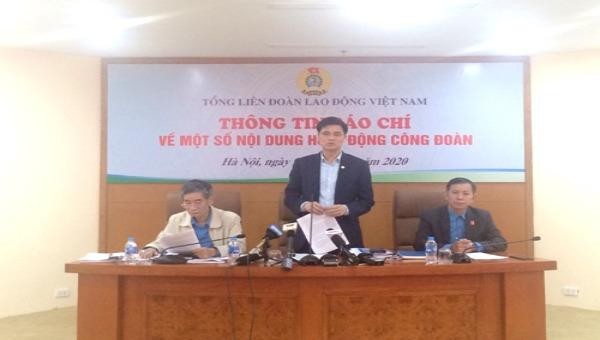 Các đồng chí lãnh đạo Tổng Liên đoàn Lao động Việt Nam chủ trì họp báo. Ảnh: VGP/Nguyễn Hoàng