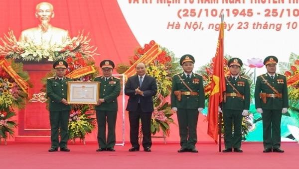 Thủ tướng trao Huân chương Bảo vệ Tổ quốc cho lãnh đạo Tổng cục II - Ảnh: VGP/Qaung Hiếu