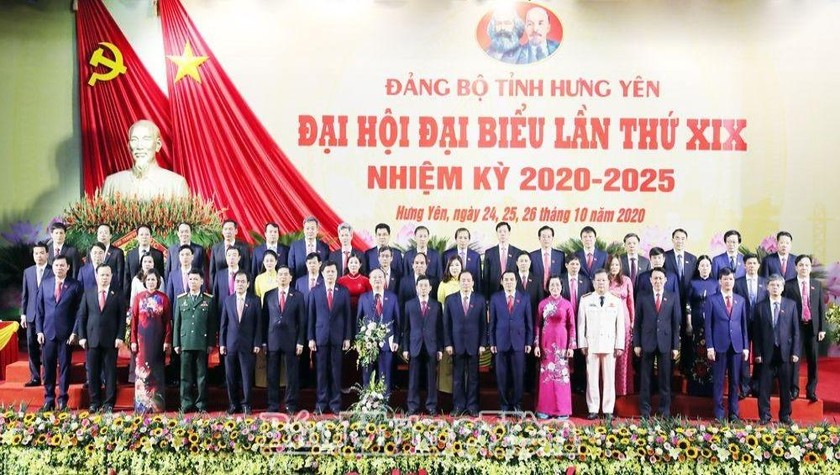 Ban Chấp hành Đảng bộ tỉnh khoá XIX, nhiệm kỳ 2020-2025 ra mắt đại hội. Ảnh: baohungyen