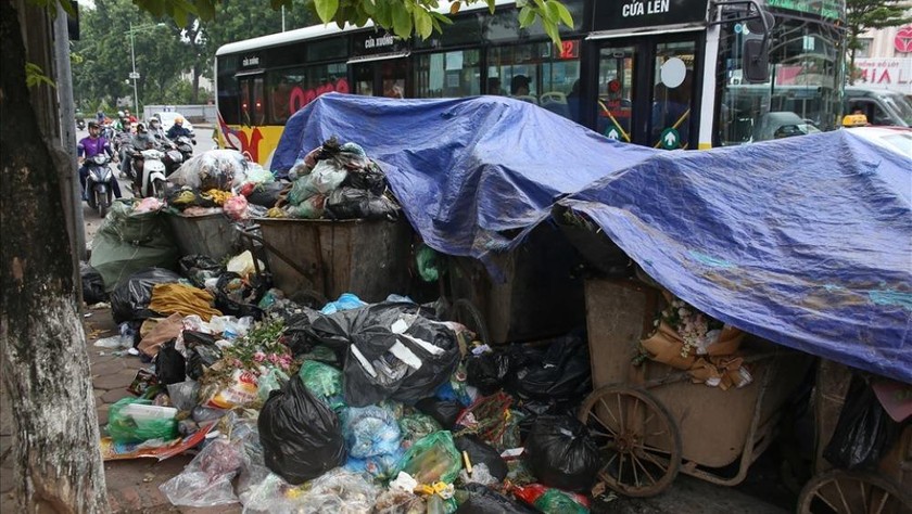 Rác thải ùn ứ trên các tuyến phố Thủ đô do người dân chặn không cho xe chở rác vào bãi rác Nam Sơn. Ảnh: laodong.vn