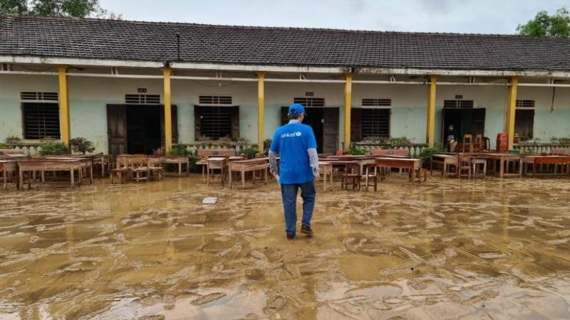 UNICEF hỗ trợ vệ sinh môi trường sau lũ tại trường Tiểu học Cần Sẽ (xã Quảng Lộc, thị xã Ba Đồn, tỉnh Quảng Bình). Ảnh: UNICEF
