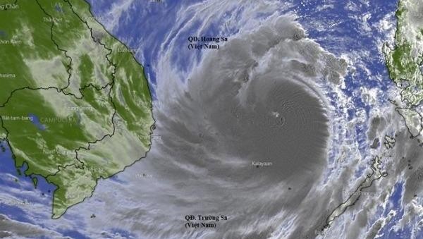 Hình ảnh vệ tinh bão số 9 thấy khá rõ mắt bão, ở thời điểm bão đạt sức gió cấp 13, giật cấp 15 sáng 27/10. Ảnh: Windy.