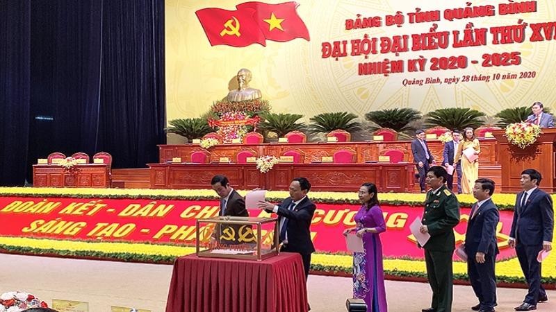 Các đại biểu tiến hành bỏ phiếu bầu Ban chấp hành Đảng bộ tỉnh khoá XVII, nhiệm kỳ 2020-2025. Ảnh: Nguyễn Hoàng/baoquangbinh