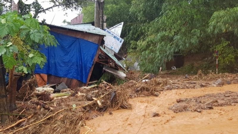Mưa lớn gây sạt lở nghiêm trọng tại huyện Nam Trà My, tỉnh Quảng Nam. 