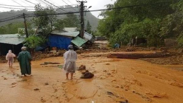 Đất do sạt lở tràn xuống đường ở huyện Nam Trà My (Quảng Nam) sau bão số 9. Ảnh: VVA