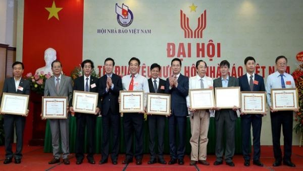 Trưởng Ban Tuyên giáo Trung ương Võ Văn Thưởng và Bộ trưởng Bộ Thông tin - truyền thông Nguyễn Mạnh Hùng trao bằng khen cho các tập thể, cá nhân đạt thành tích xuất sắc trong phong trào thi đua yêu nước của Hội Nhà báo giai đoạn 2015-2020.