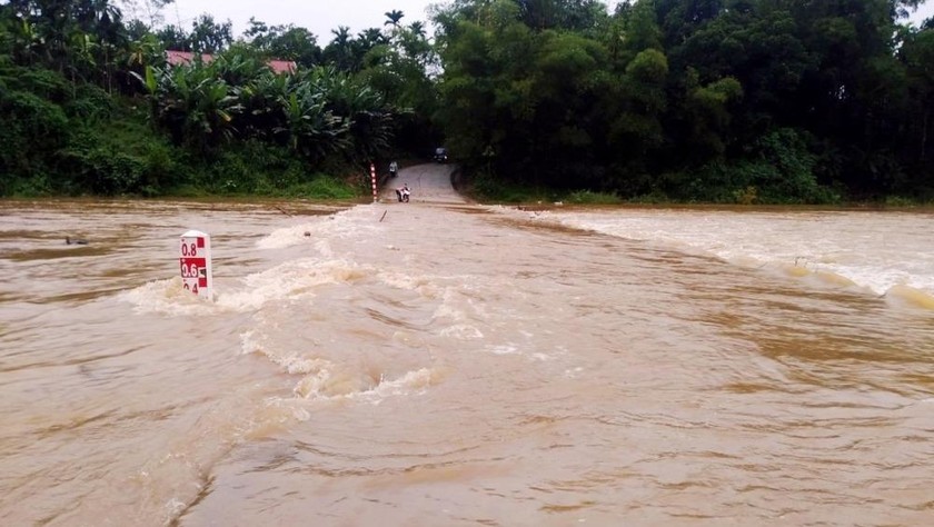 Nước tràn qua cầu Sông Trường trên quốc lộ 40 đoạn qua Bắc Trà My (Quảng Nam). Ảnh: VOV
