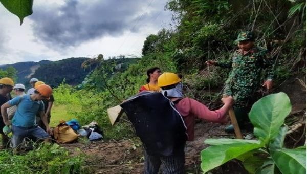 Lực lượng cứu nạn tiếp cận công nhân Thủy điện Đăk Mi 2, huyện Phước Sơn. Ảnh: Danh Tạo