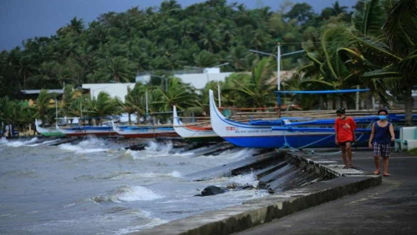 Những chiếc thuyền gỗ neo dọc theo đại lộ ở Legazpi trước khi bão Goni đổ bộ. Ảnh: AFP