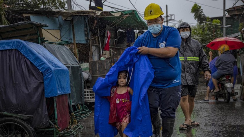 Một triệu người đã phải sơ tán khi siêu bão Goni đổ bộ vào Philippines hôm 1/11. Ảnh: theaustralian