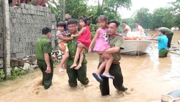 Công an huyện Cẩm Thuỷ (Thanh Hoá) giúp dân sơ tán đến nơi an toàn trong đợt mưa lũ. Ảnh: CAND