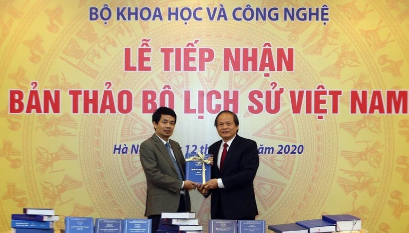 GS Nguyễn Văn Khánh (bìa phải) bàn giao bản thảo cho ông Đỗ Tiến Dũng, Giám đốc Quỹ Nafosted. Ảnh: VGP/Đình Nam.