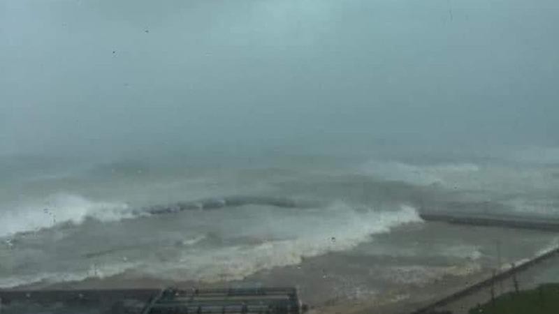 Huyện đảo Lý Sơn biển động dữ dội, cột sóng cao 4-5 mét do ảnh hưởng của bão Vamco hôm qua (14/11).