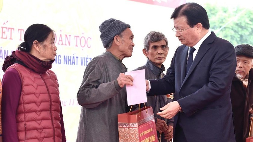 Phó Thủ tướng Trịnh Đình Dũng trao quà cho các hộ nghèo, hoàn cảnh khó khăn xã Bình Sơn- Ảnh: VGP/Đoàn Bắc