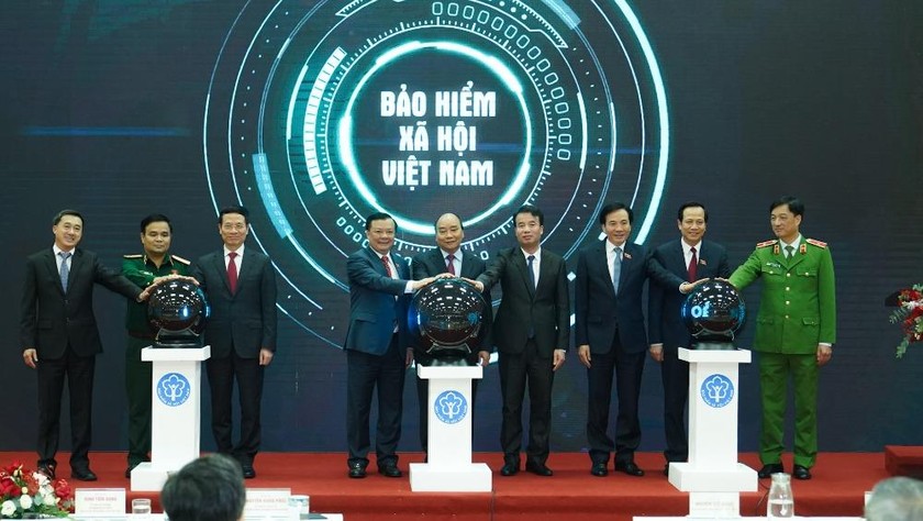 Thủ tướng Nguyễn Xuân Phúc bấm nút công bố ứng dụng 'Bảo hiểm xã hội số' trên thiết bị di dộng - Ảnh: VGP/Quang Hiếu
