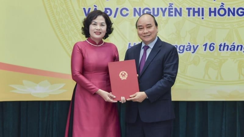 Thủ tướng Nguyễn Xuân Phúc trao quyết định bổ nhiệm Thống đốc NHNN cho bà Nguyễn Thị Hồng.