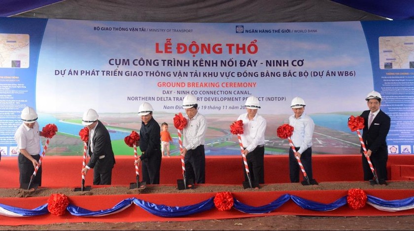 Thứ trưởng Bộ GTVT Nguyễn Nhật phát lệnh động thổ cụm công trình. Ảnh: VGP/Phan Trang.